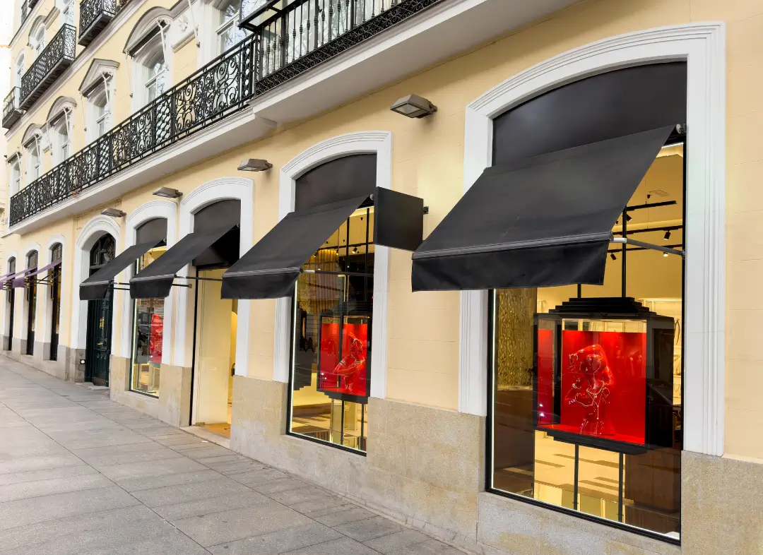 Façade vitrine de magasin en aluminium sur mesure à Douai